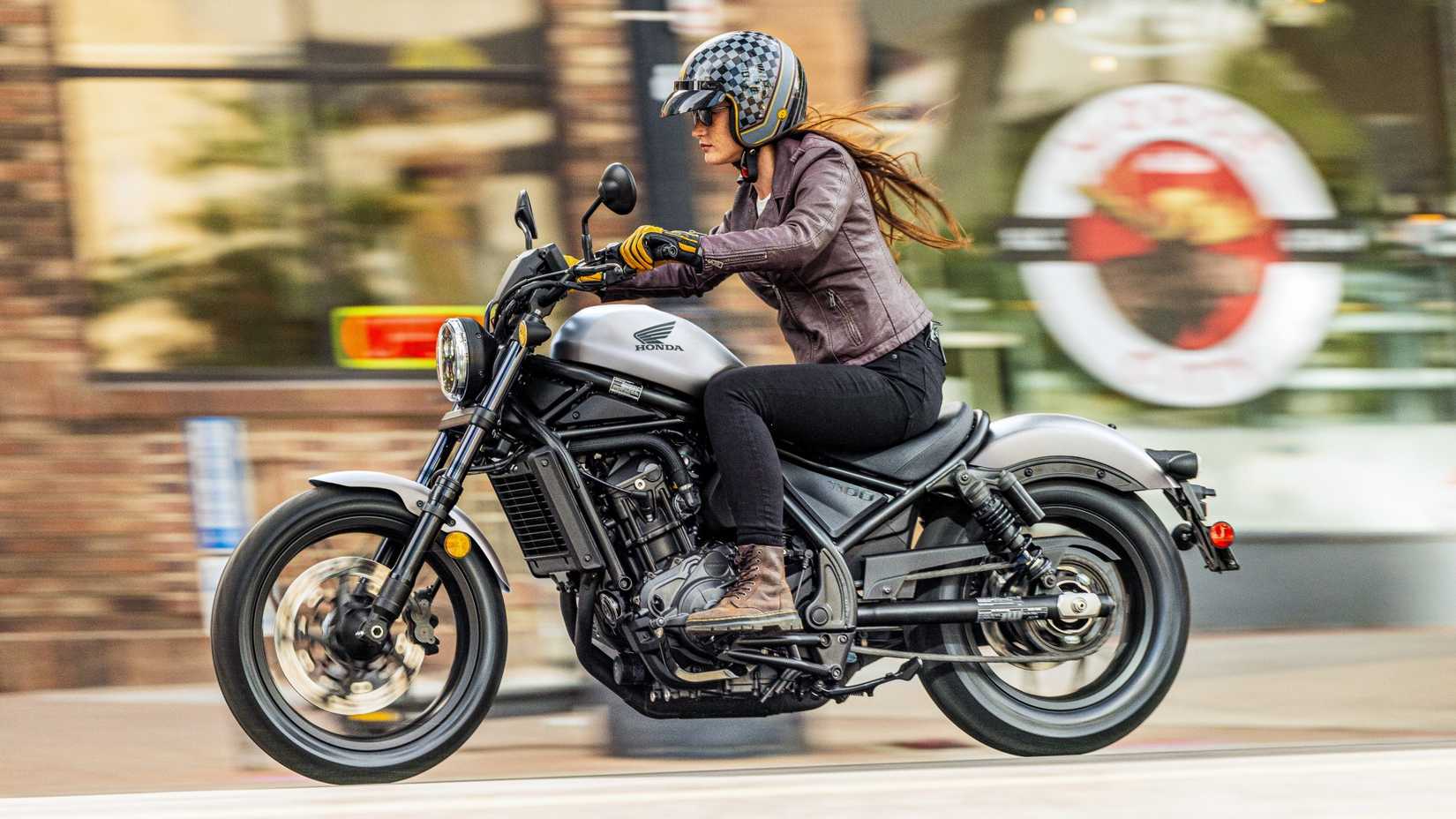 2026 Honda Rebel 1100 acelerando rapidamente em um perfil de estrada urbana acelerando a vista