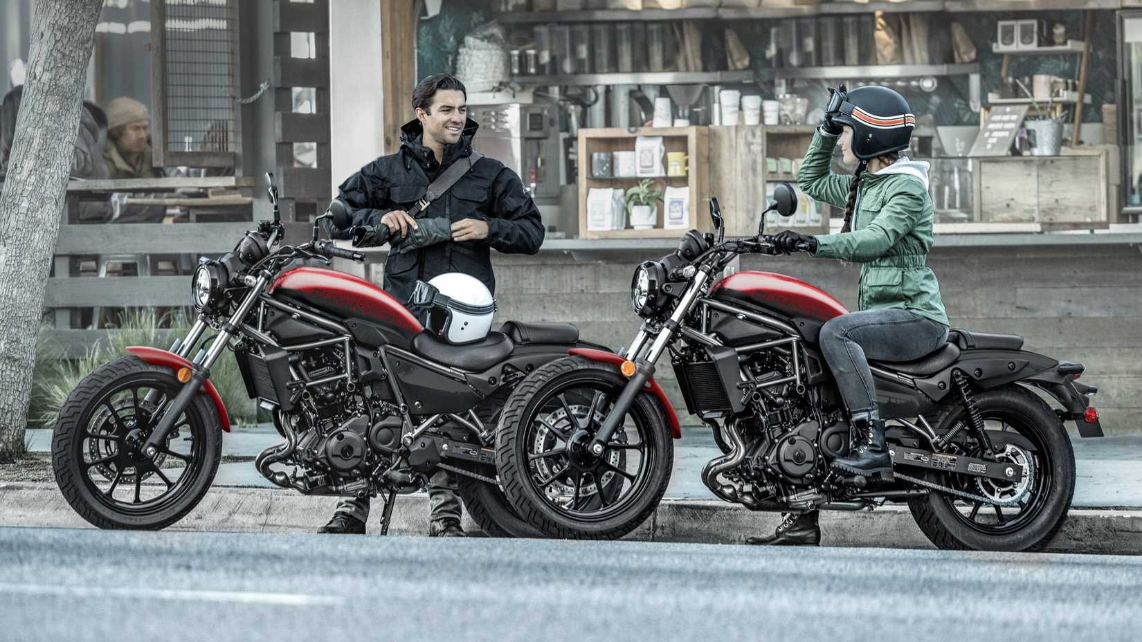 Modelos 2026 da cor vermelha Kawasaki Eliminator estacionados na beira da estrada