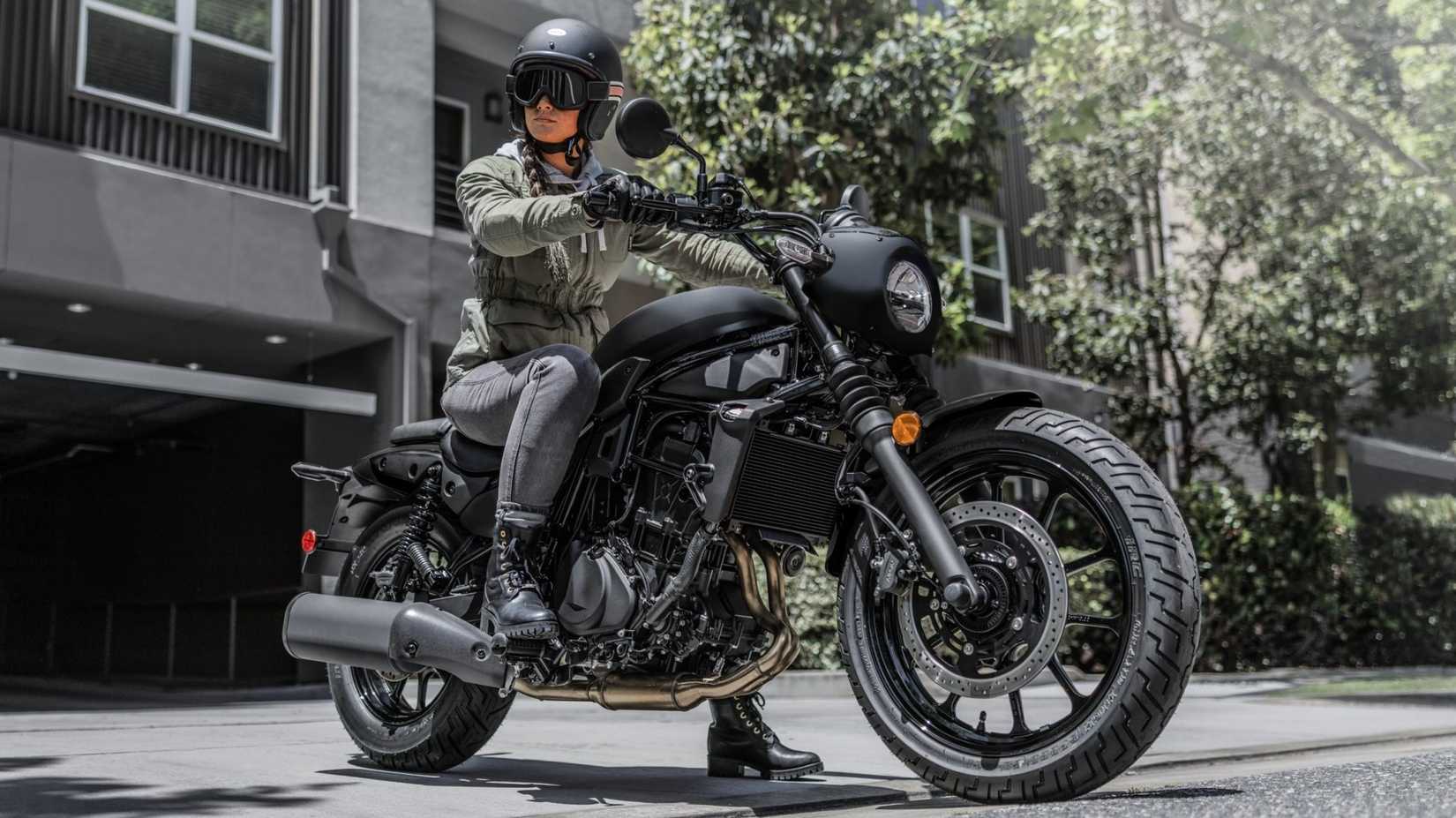 2026 Kawasaki Eliminator estacionado, cena cinematográfica frontal do terceiro quarto
