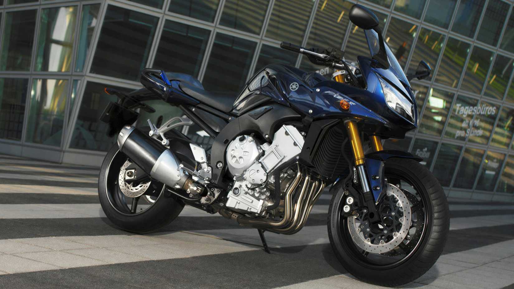 Yamaha Fazer 1000 2015 estacionada ao lado de uma vista estática do terceiro trimestre da frente de um prédio