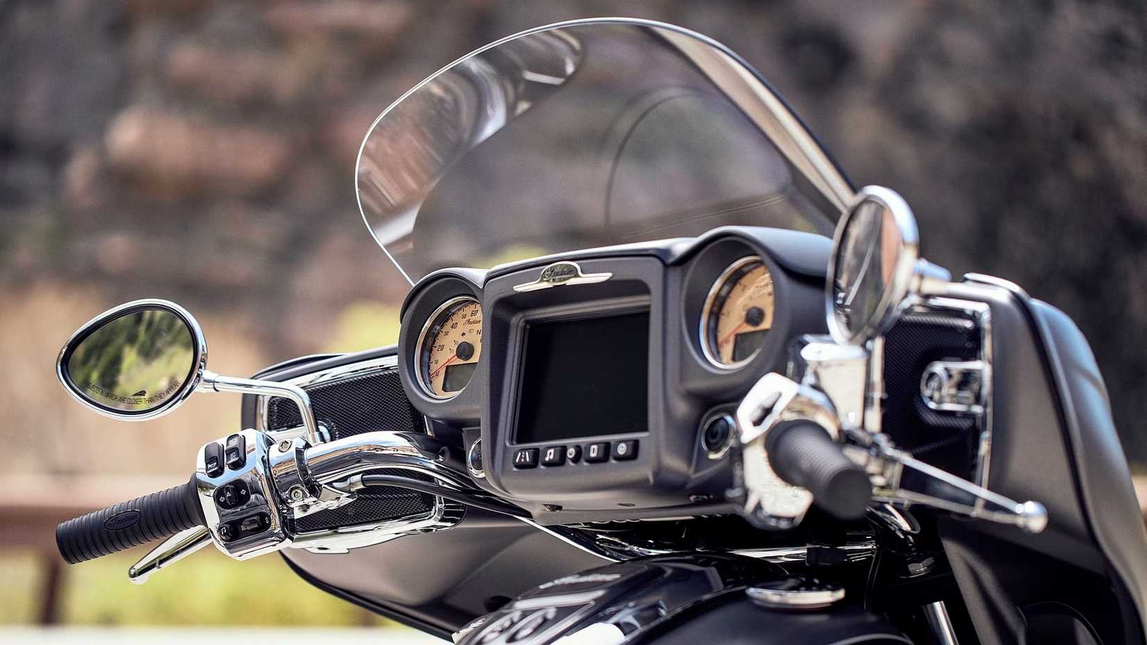 Guiador e painel de instrumentos Indian Roadmaster com tela sensível ao toque TFT de 7 polegadas no meio