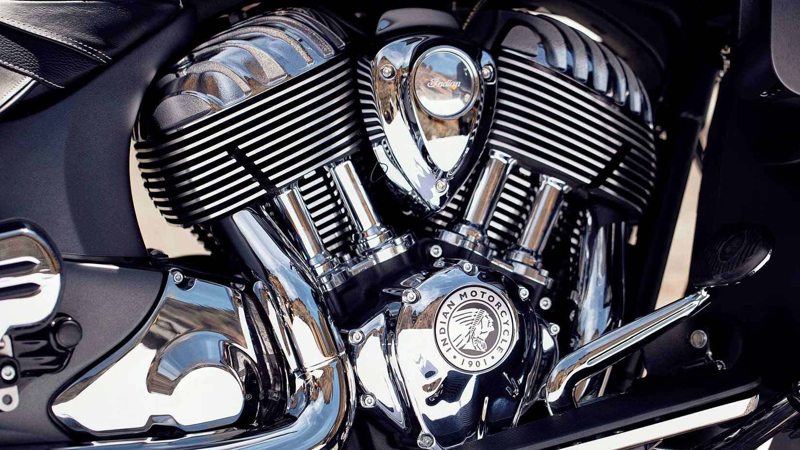 Foto detalhada do Thunderstroke 111 alimentando o Indian Roadmaster