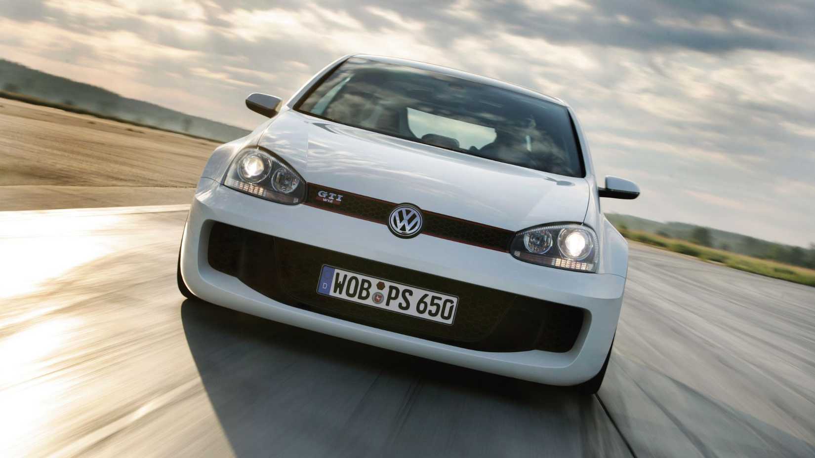 2007 VW Golf GTI W12-650 frontal frontal em tiro dirigindo pela estrada