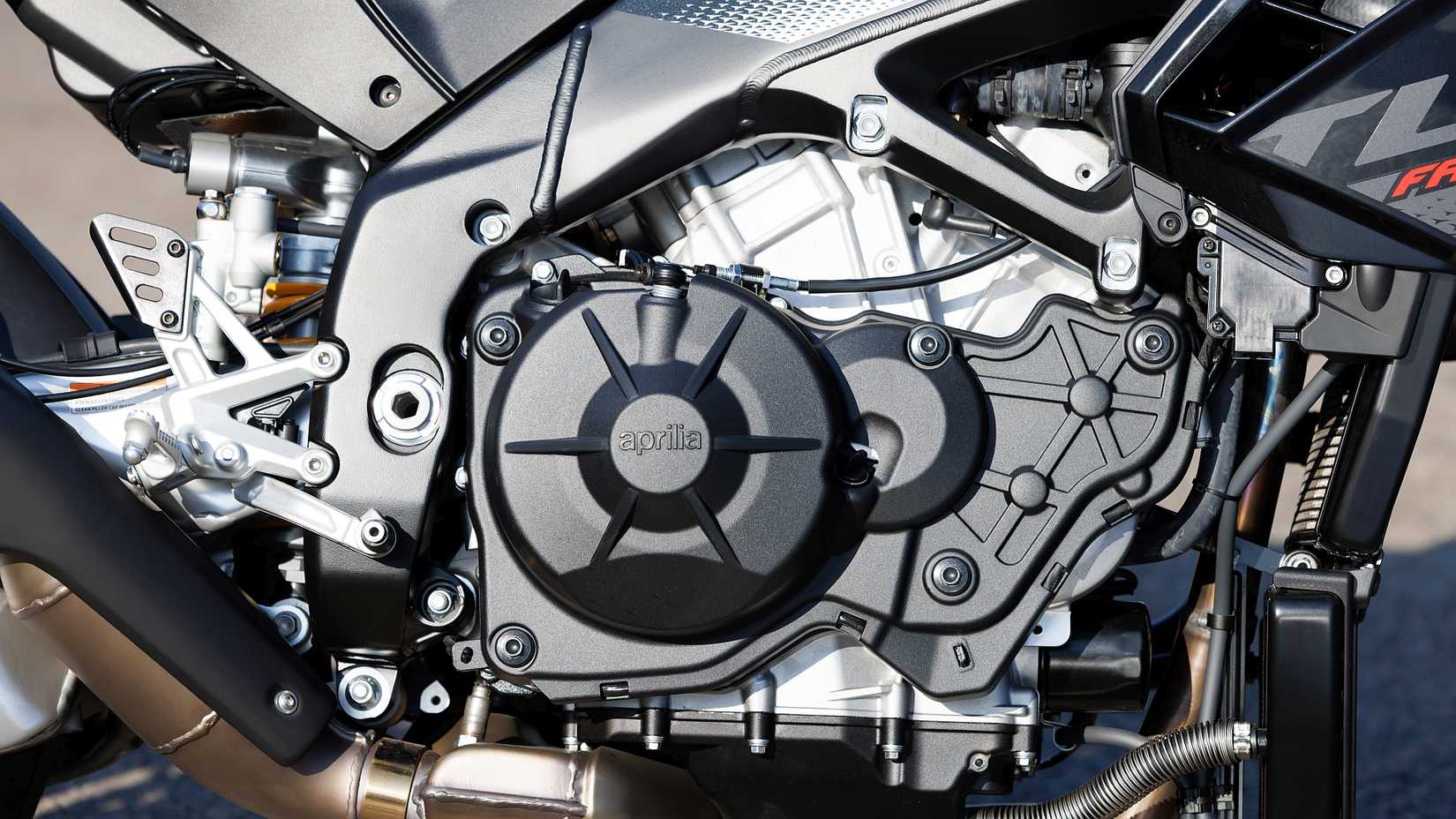 Motor Aprilia Tuono V4 1100 close-up detalhe de tiro de 65 graus V4