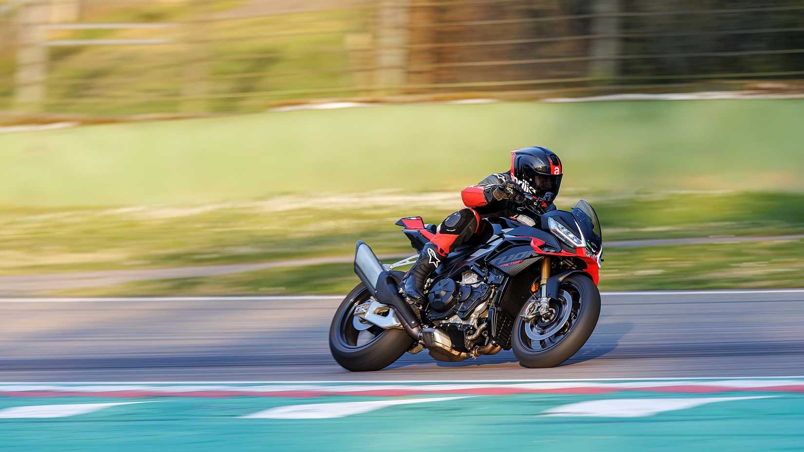 Foto panorâmica da Aprilia Tuono V4 Factory em uma pista de corrida