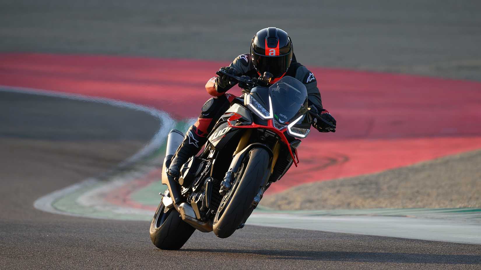 Fábrica Aprilia Tuono V4 (2)