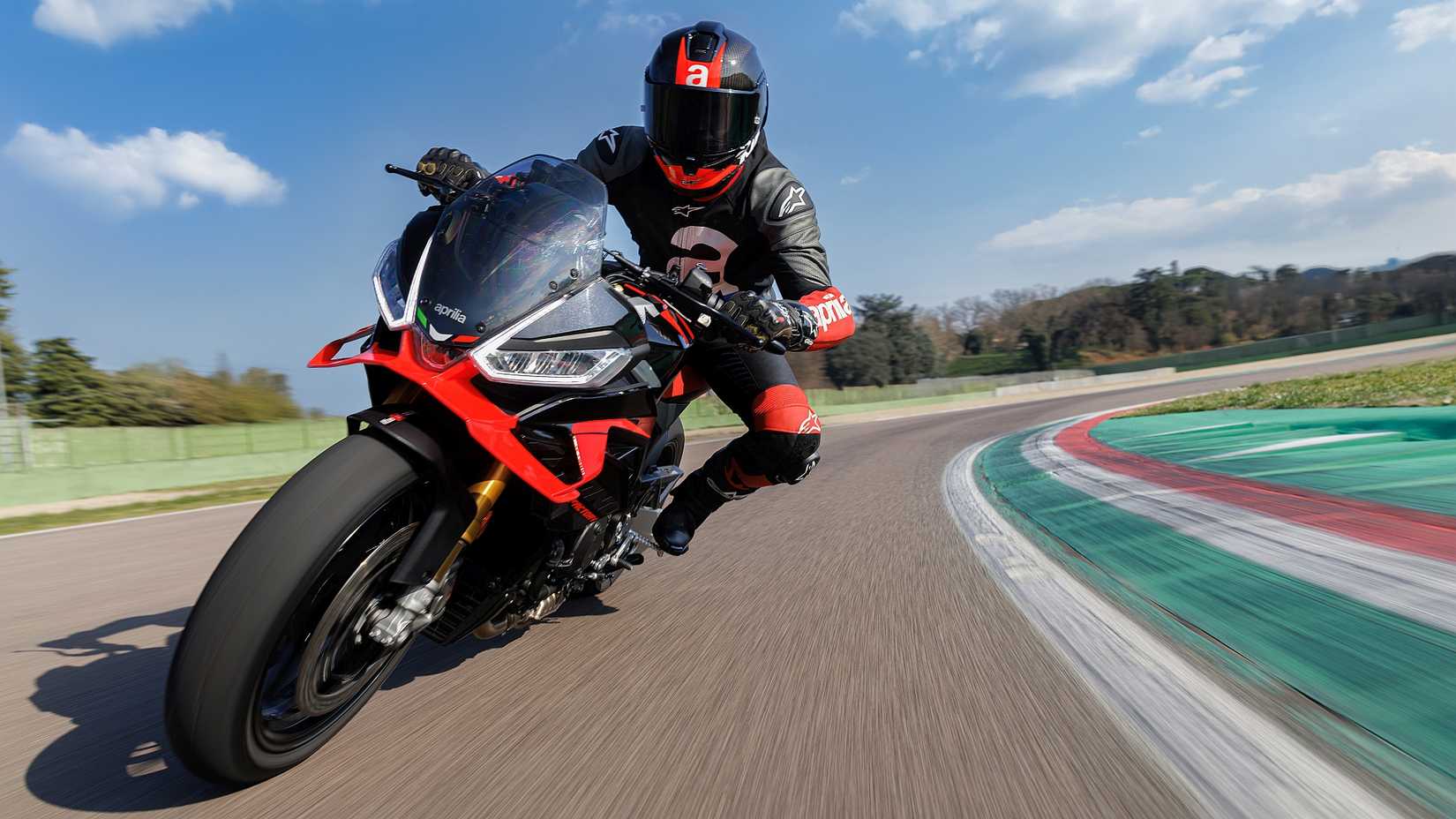 foto aproximada da Aprilia Tuono V4 Factory em uma pista de corrida em uma curva