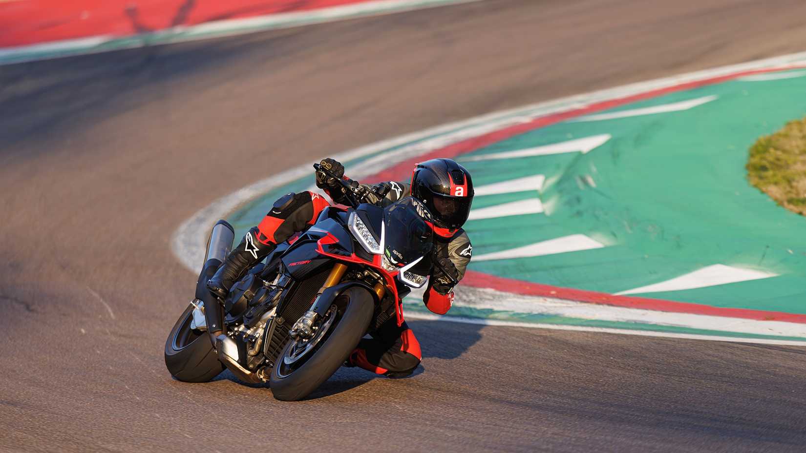 Aprilia Tuono V4 Factory coerning em uma pista de corrida