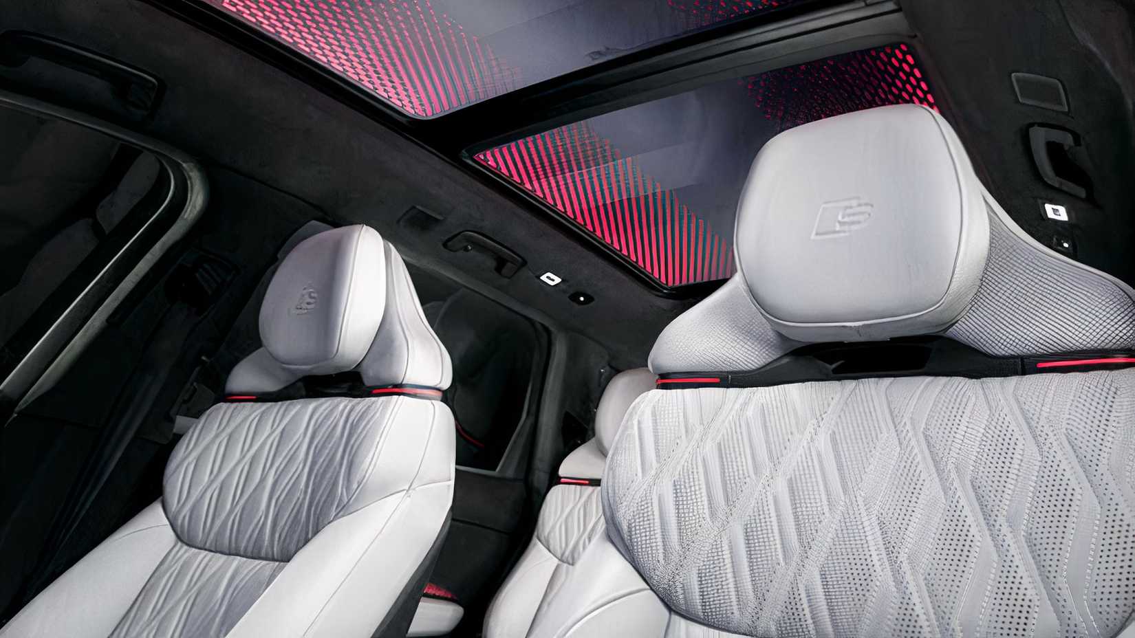 Foto do interior do Audi Q9 mostrando teto solar