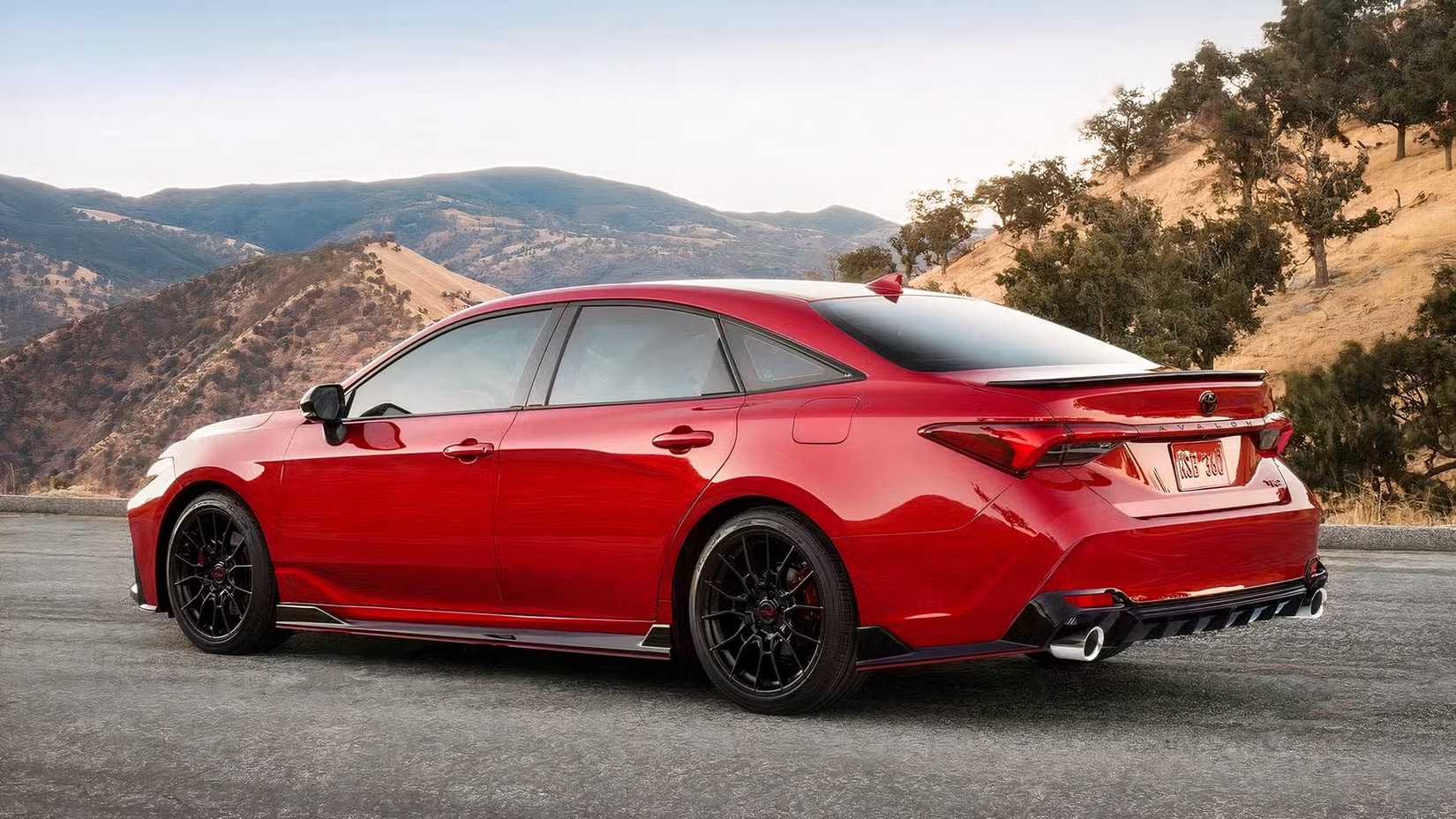 Foto traseira 3/4 de um Toyota Avalon TRD 2022 estacionado na estrada