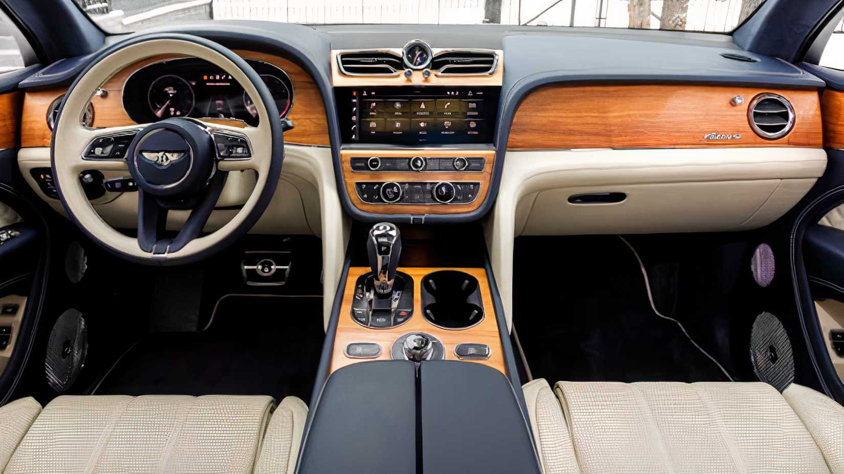 Foto do interior do Bentley Bentayga mostrando o painel