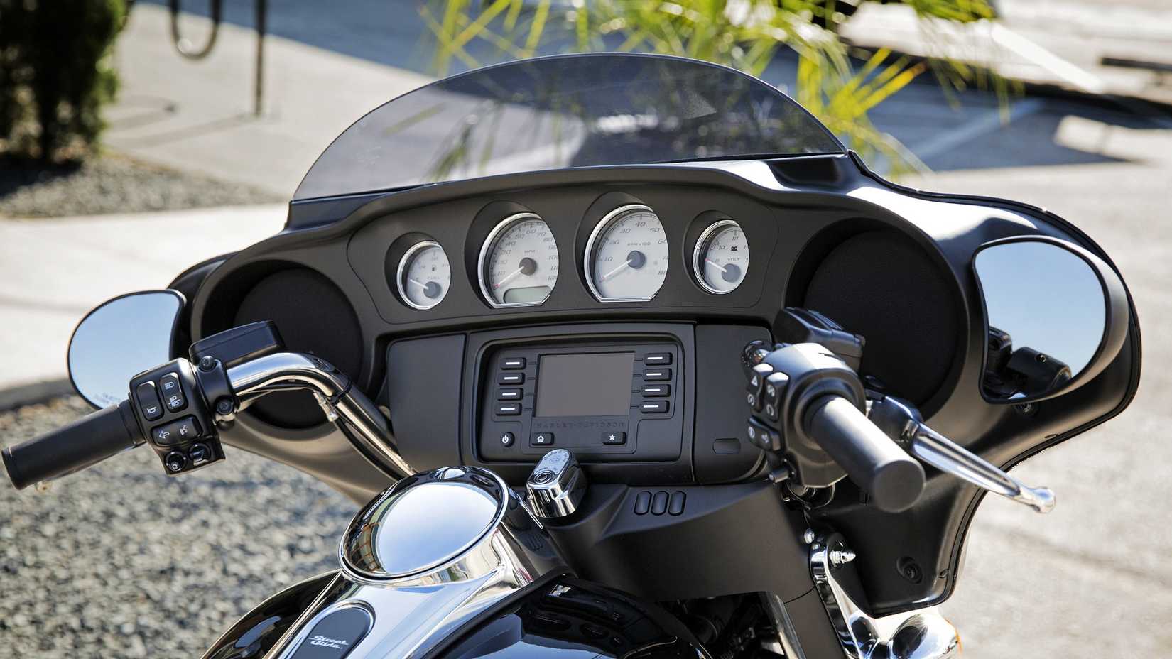 Detalhe do cockpit preto da Harley-Davidson Street Glide 2016