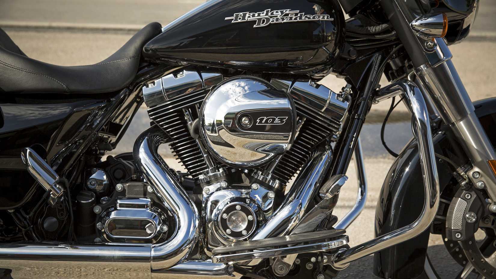 Detalhe de close-up do motor Harley-Davidson Street Glide preto 2016