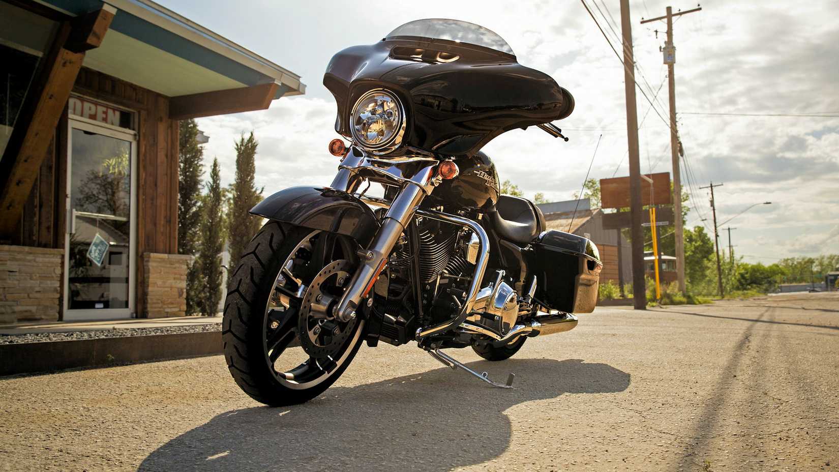 Black 2016 Harley-Davidson Street Glide estacionado na estrada