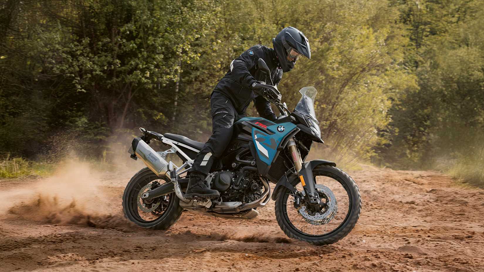 BMW F 900 GS batendo em uma superfície solta