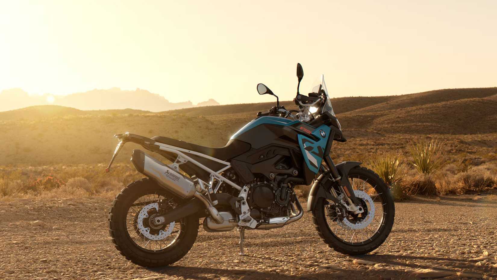 Vista lateral estática da BMW F 900 GS estacionada na areia