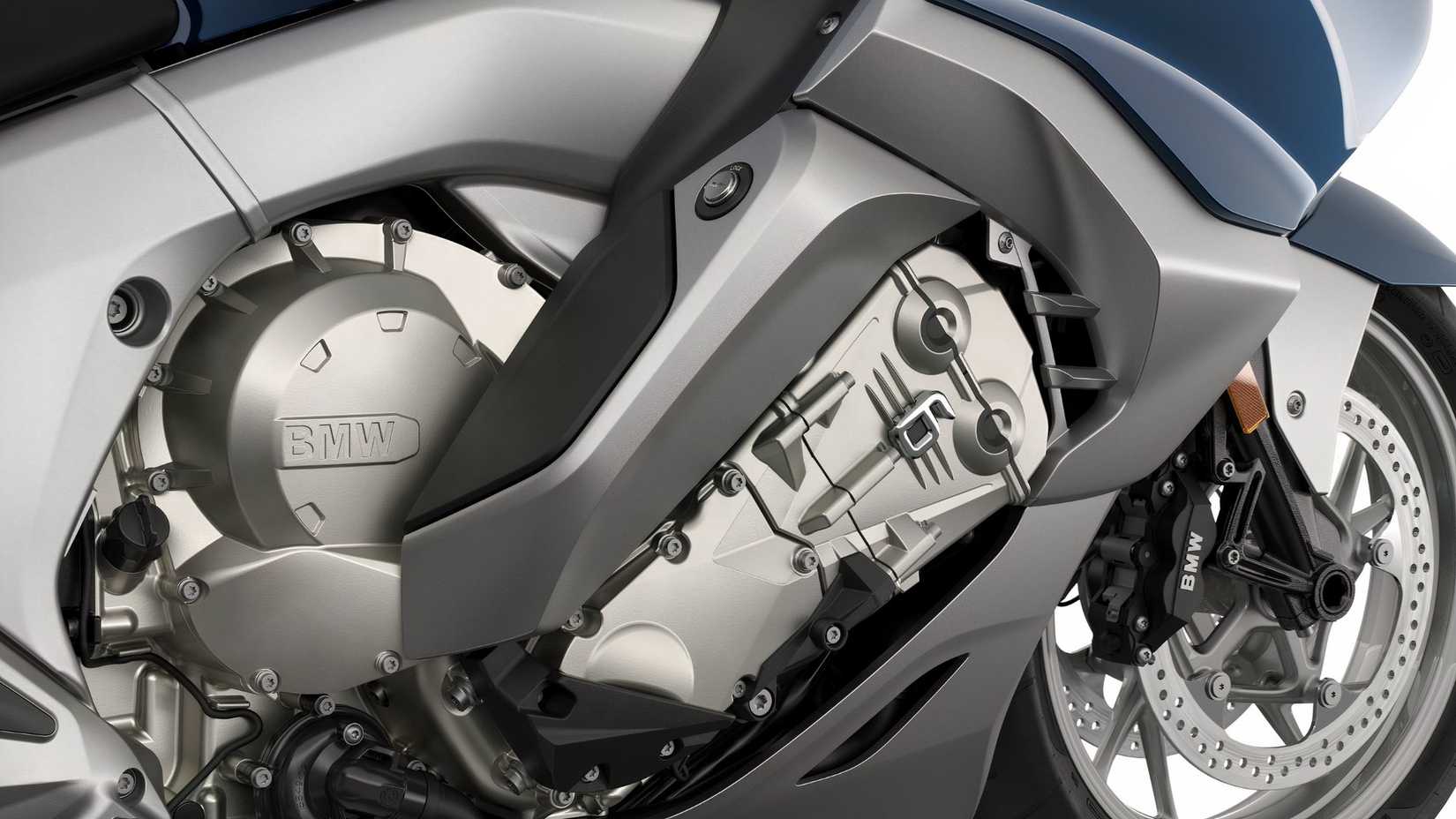 Close do motor de seis cilindros em linha de 1.649 cc de uma BMW K 1600 GTL