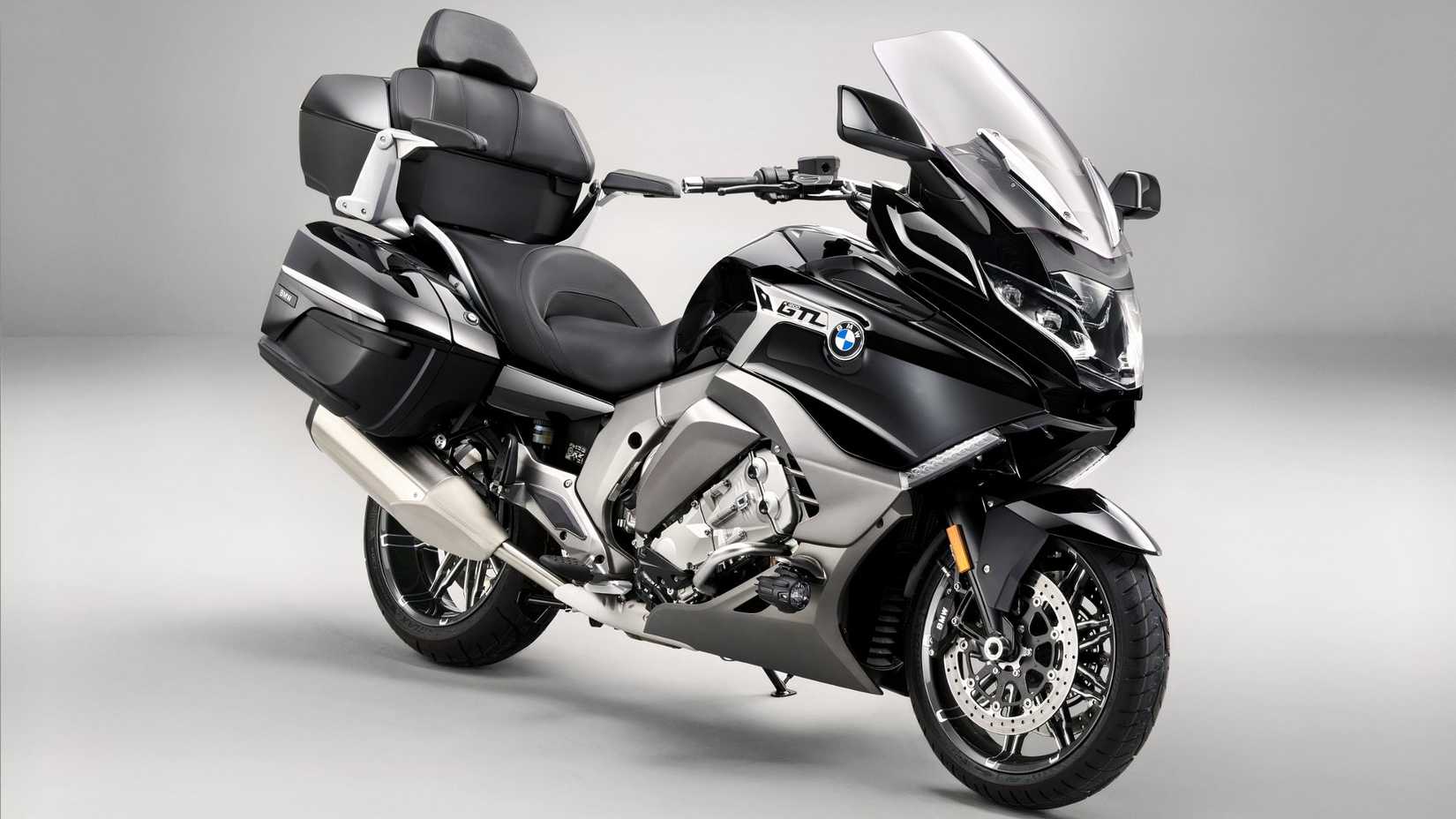 Foto de estúdio frontal direita da BMW K 1600 GTL