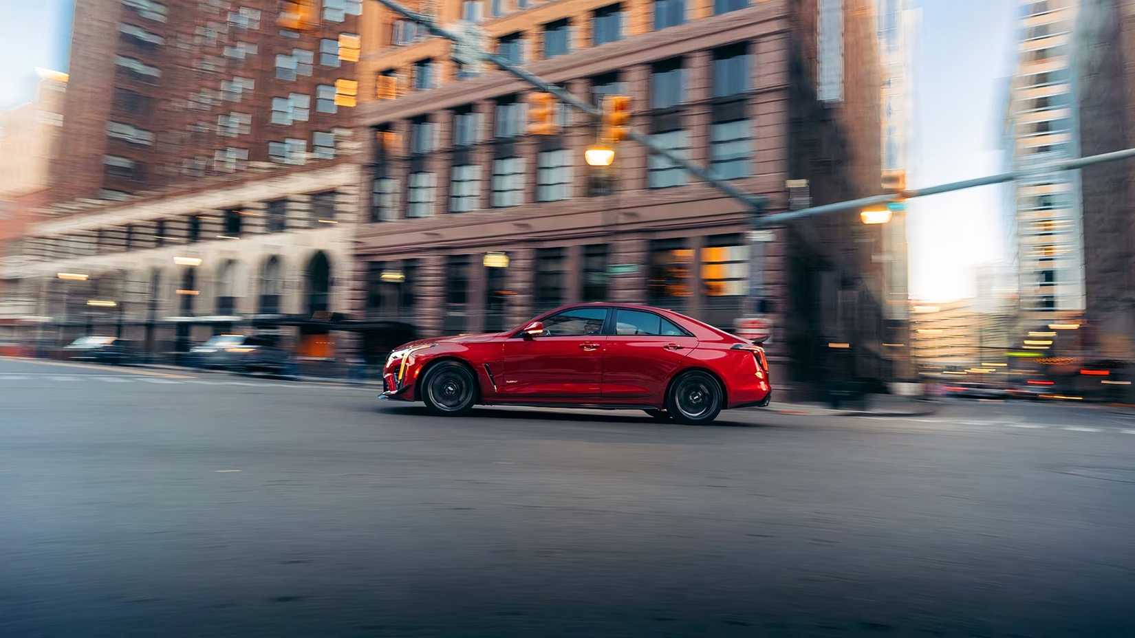 Um Cadillac CT4-V Blackwing dirigindo nas ruas da cidade