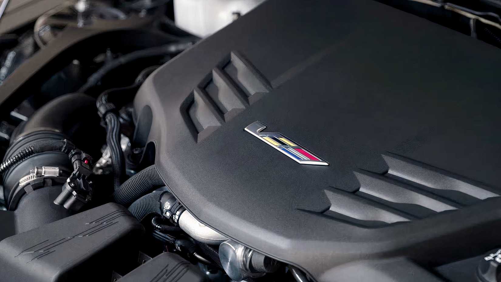Um close da tampa do motor Cadillac CT4-V Blackwing