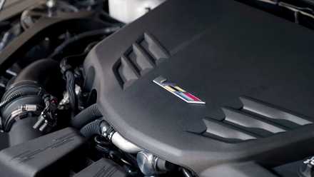Um close da tampa do motor Cadillac CT4-V Blackwing