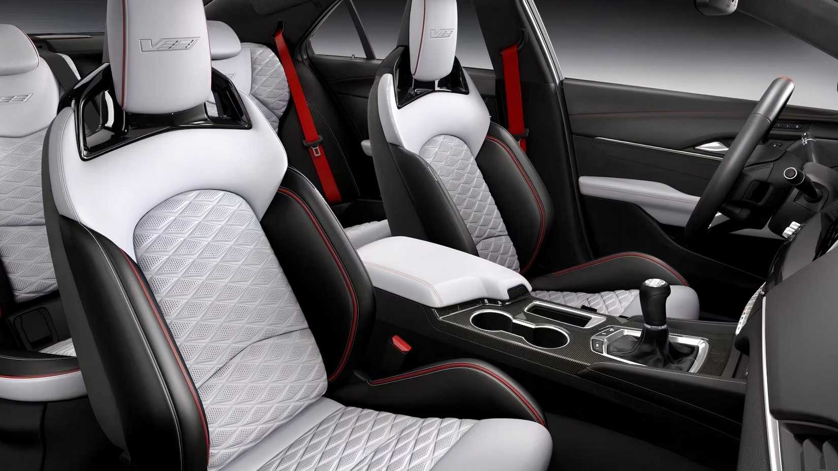 Um Cadillac CT4-V Blackwing mostra seu interior em dois tons