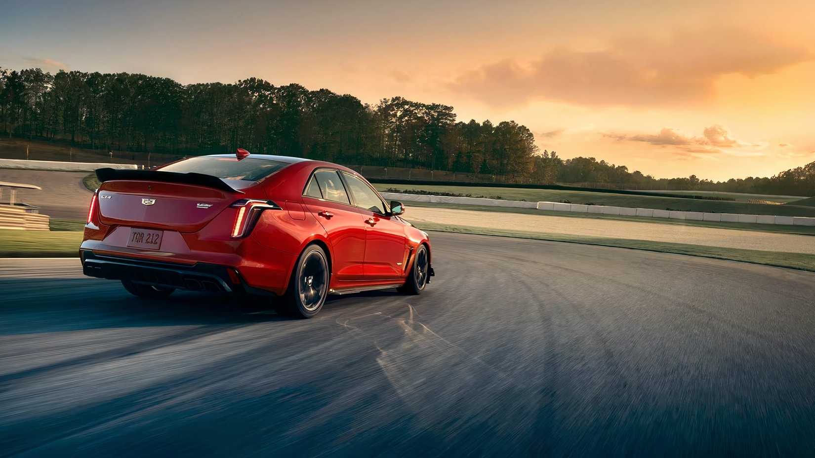 Foto traseira de um Cadillac CT4-V Blackwing na pista