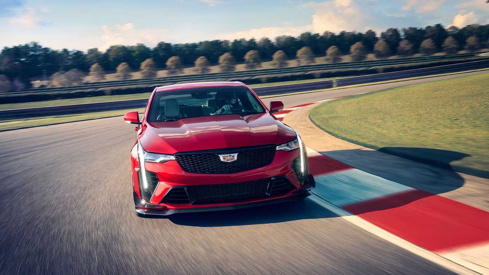 Uma foto frontal de um Cadillac CT4-V Blackwing na pista