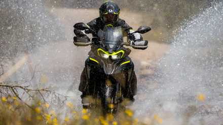 2026 Benelli TRK702X foto de ação do painel frontal off-road
