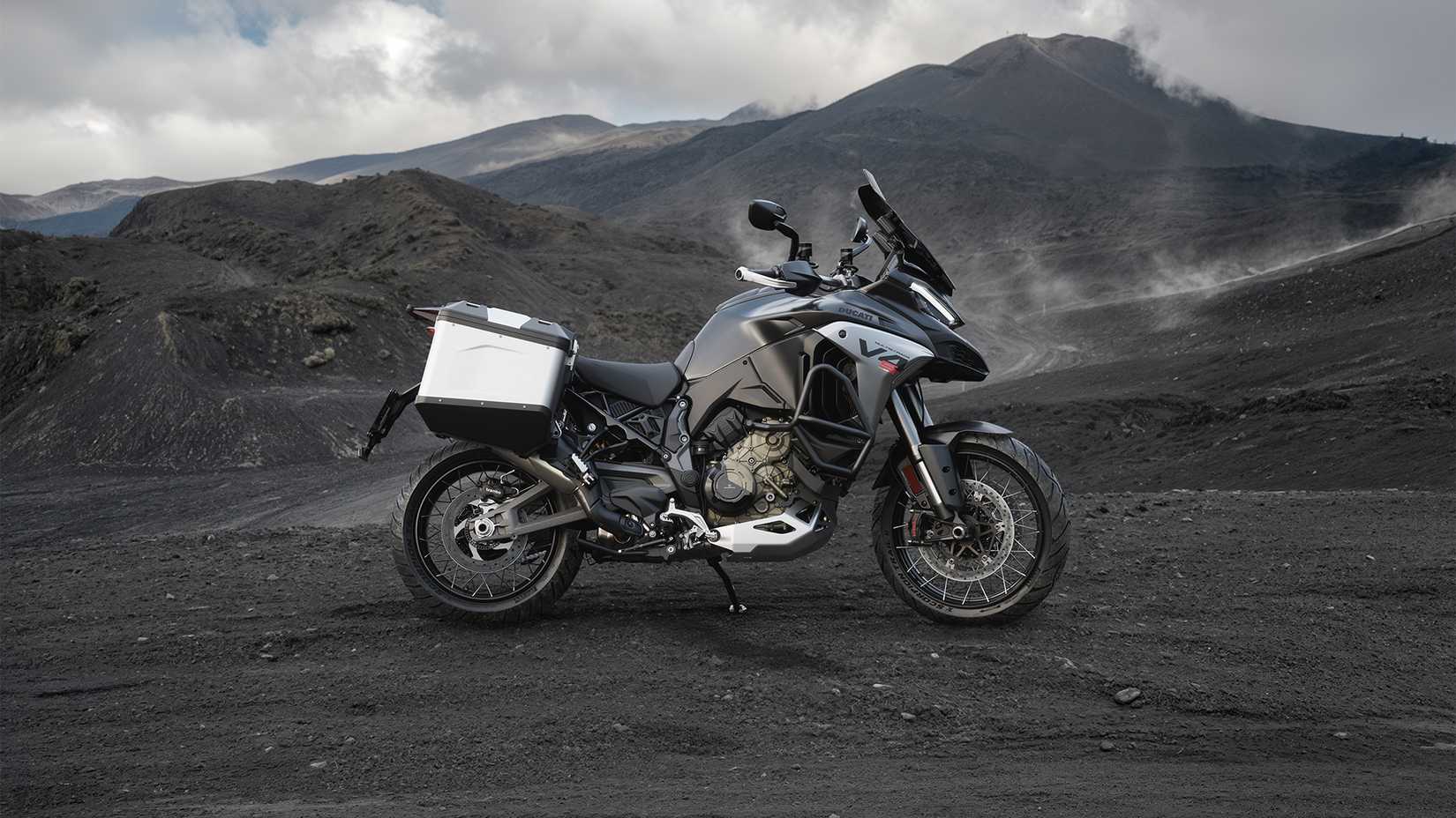Vista lateral de uma Ducati Multistrada V4 S estática com caixa de malas