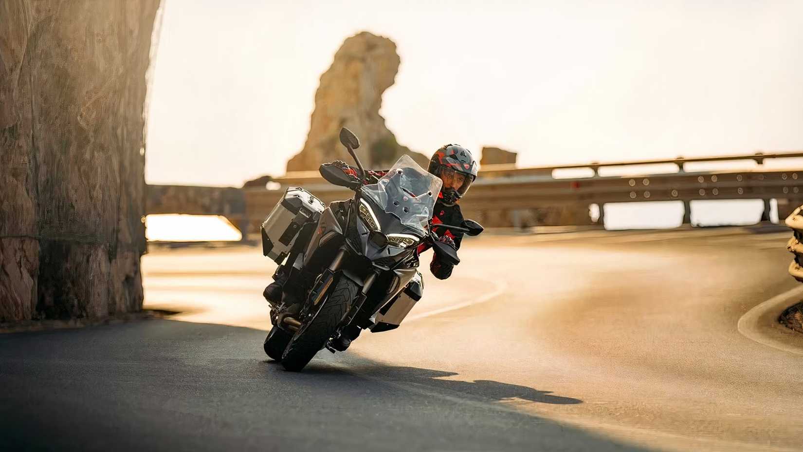 Ducati Multistrada V4 S curvando em estradas de montanha