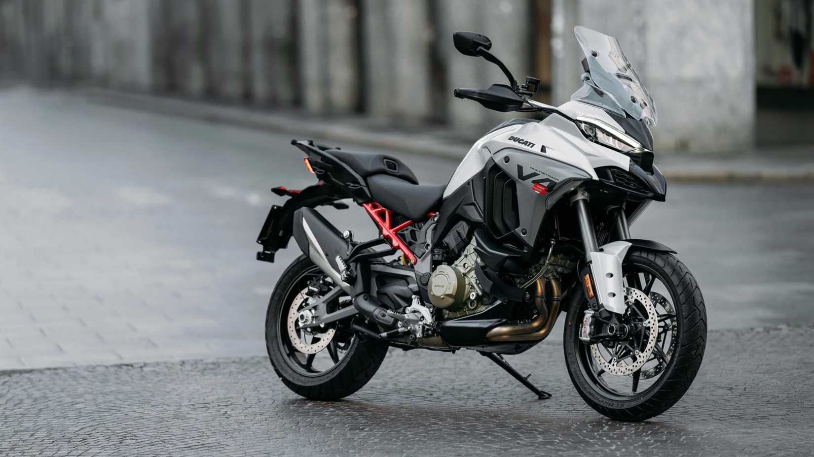 Ducati Multistrada V4 S estacionada na calçada