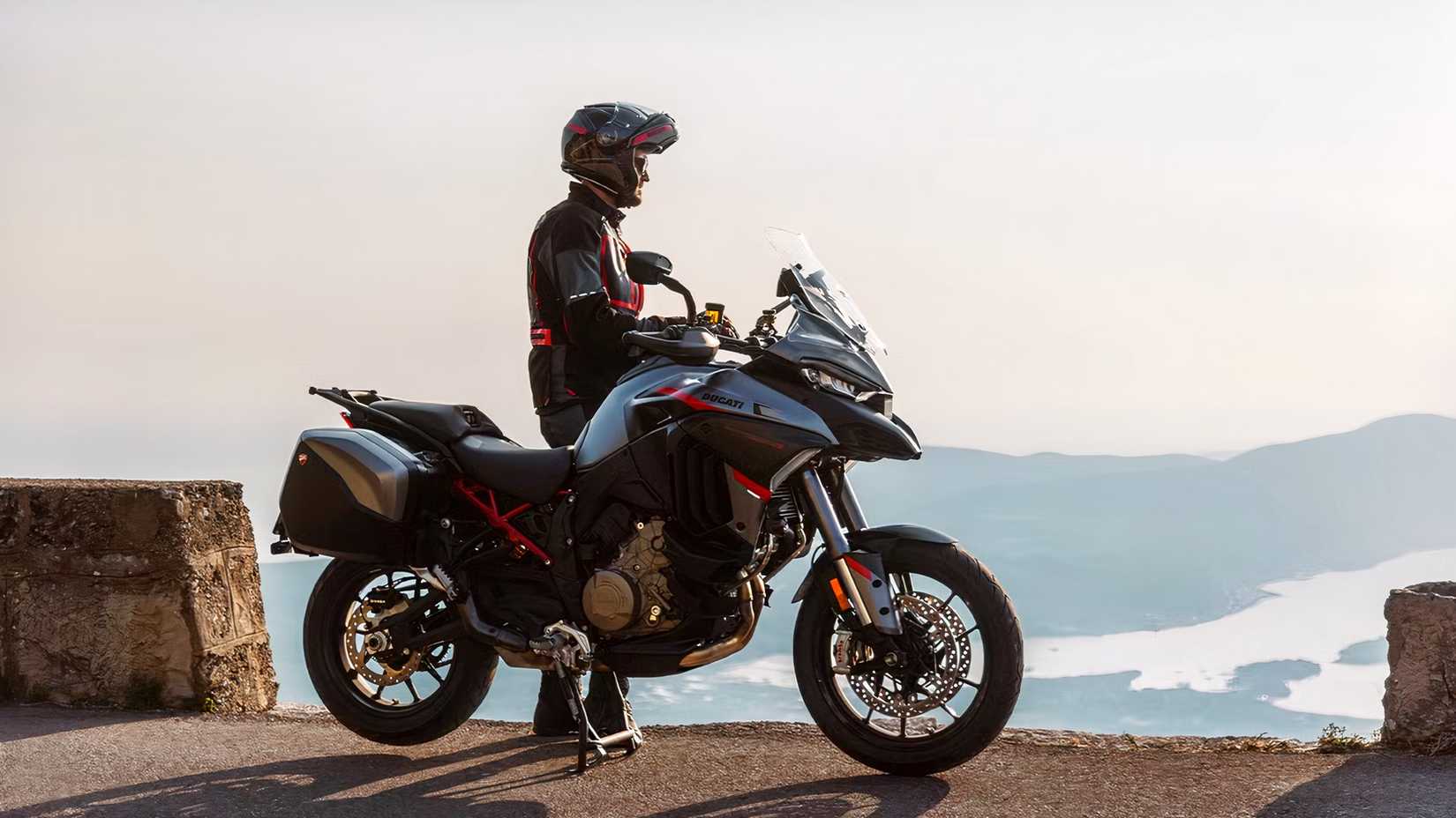 Ducati Multistrada V4 S estacionada na beira de uma estrada de montanha