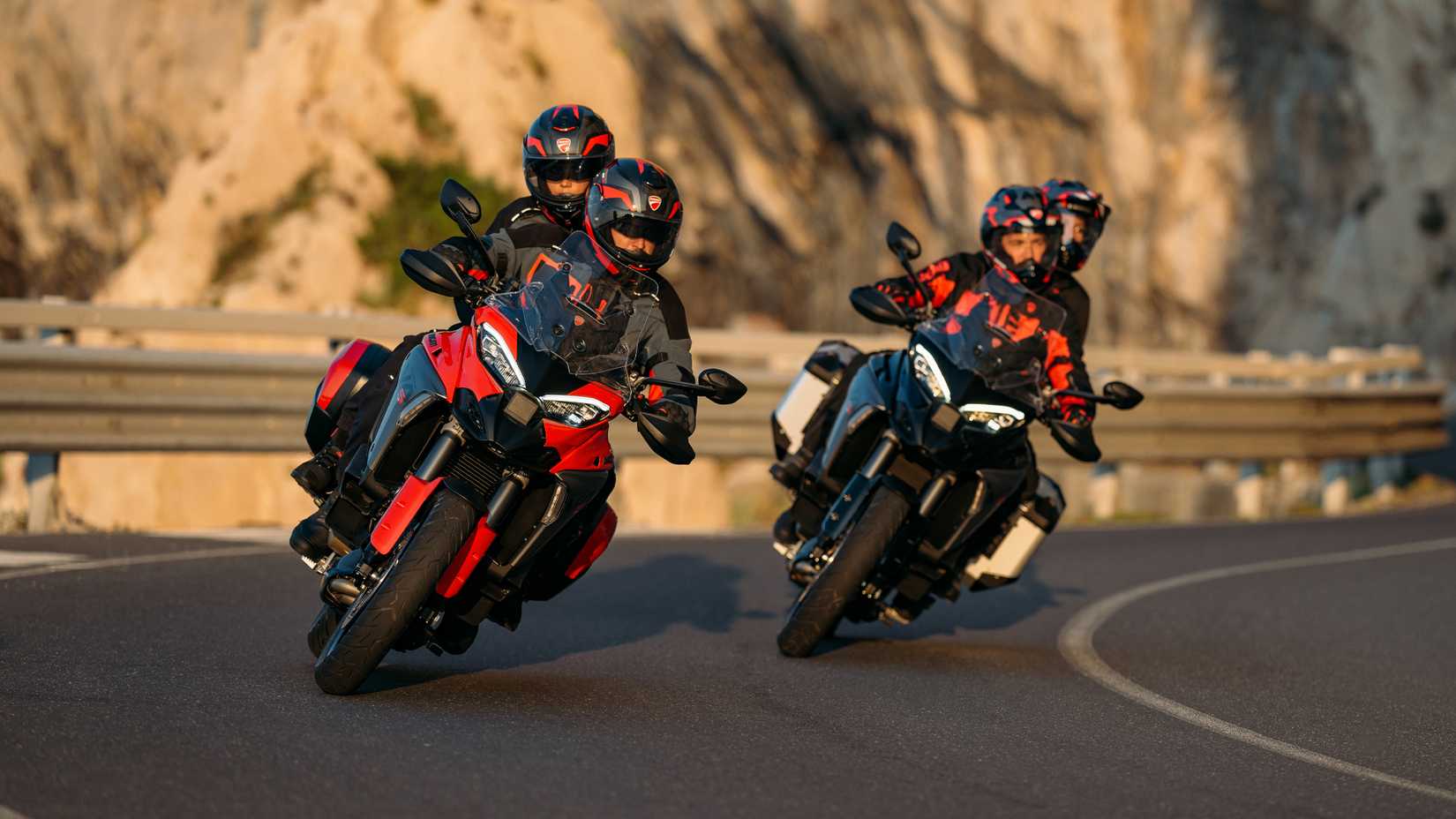 Foto de ação da Ducati Multistrada V4 S em turnê na rodovia
