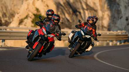 Foto de ação da Ducati Multistrada V4 S em turnê na rodovia