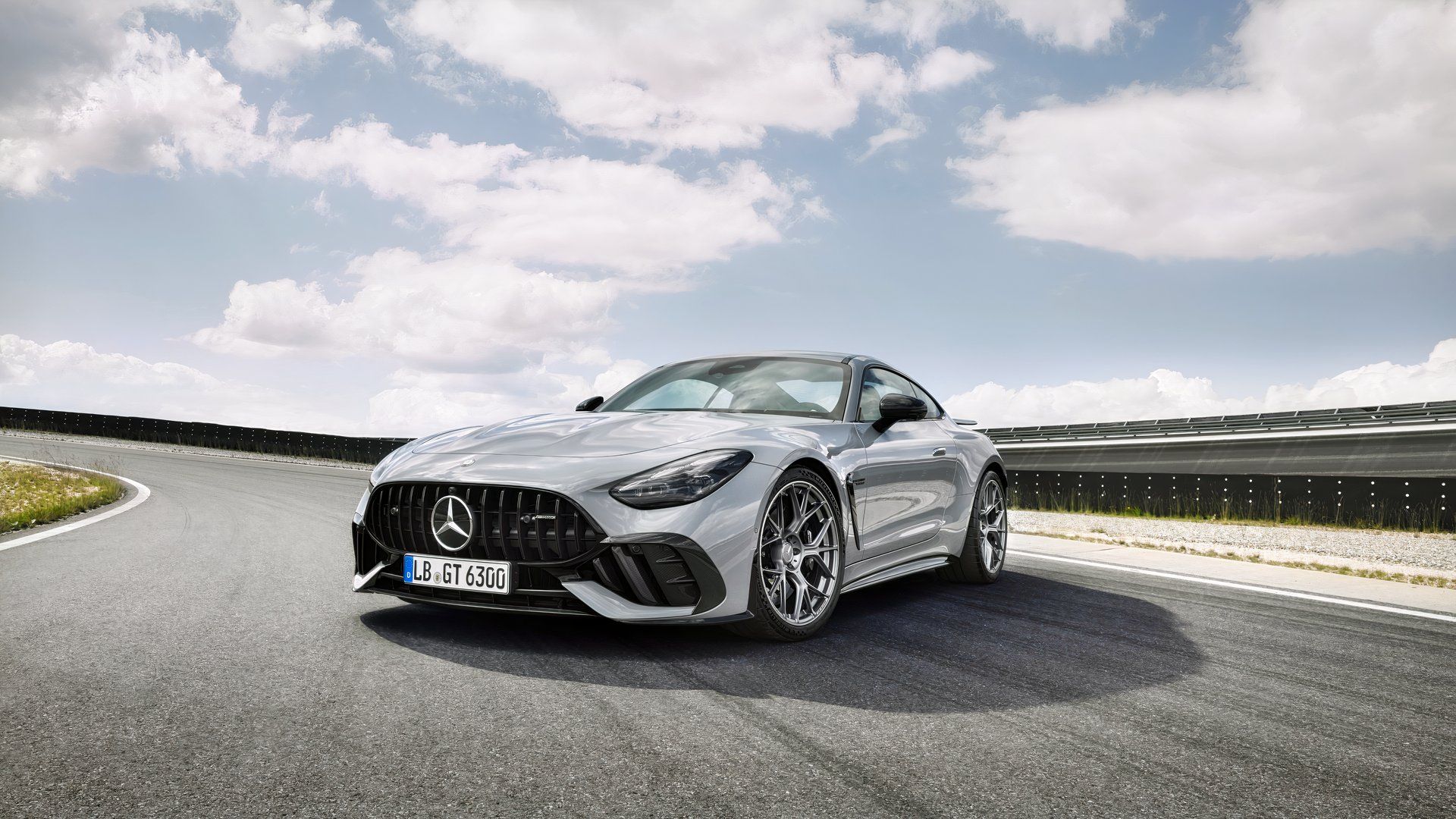 메르세데스-AMG GT 63이 럭셔리와 혼돈의 완벽한 조합처럼 느껴지는 이유