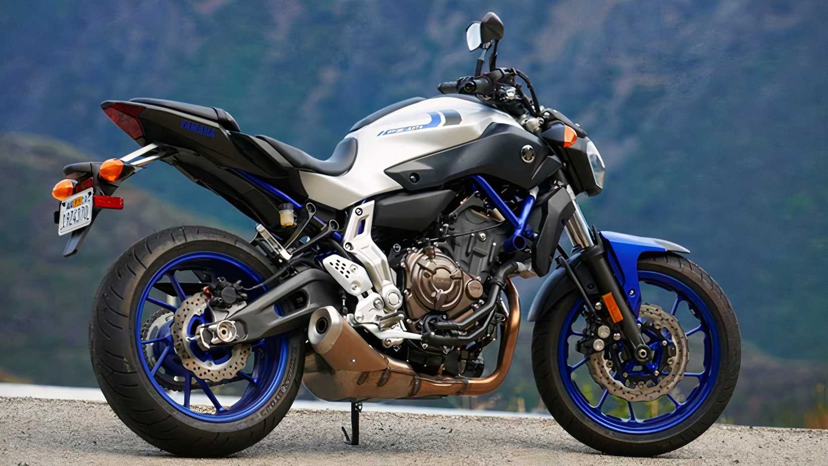 Yamaha FZ-07 2014 prata e azul estacionada na beira da estrada. 