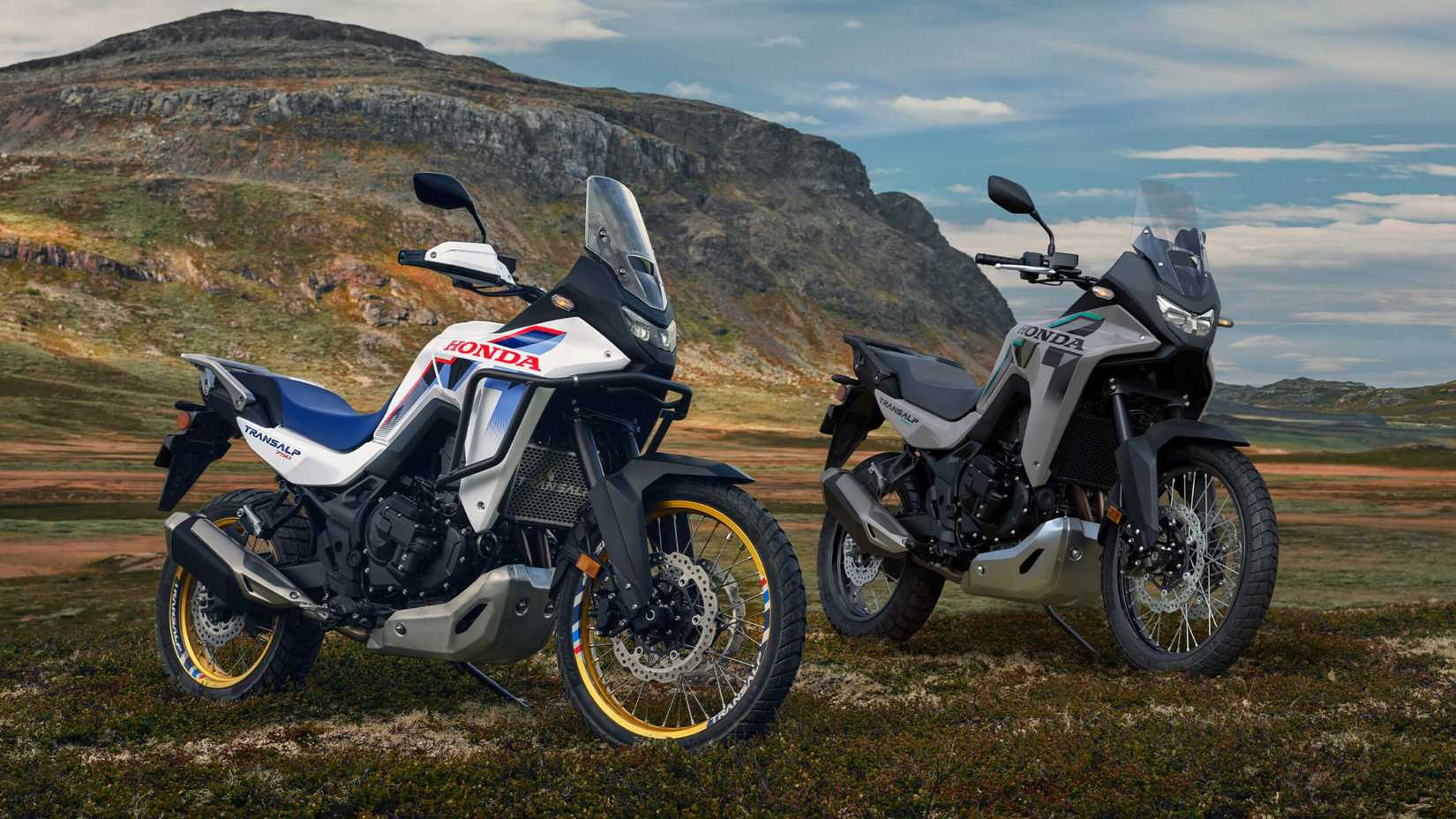 Foto estática de três quartos da frente do Honda Transalp E-Clutch