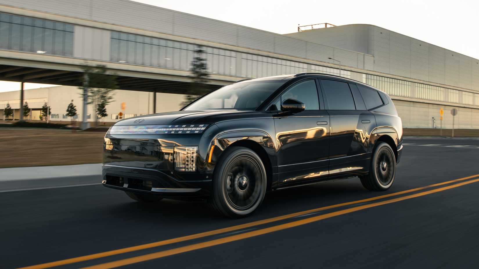 Hyundai Ioniq 9 Calligraphy Black Ink front-quarter driving