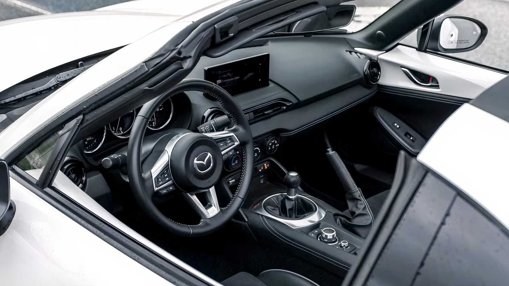 Interior do Mazda MX-5 Miata RF 2026 mostrando cabine