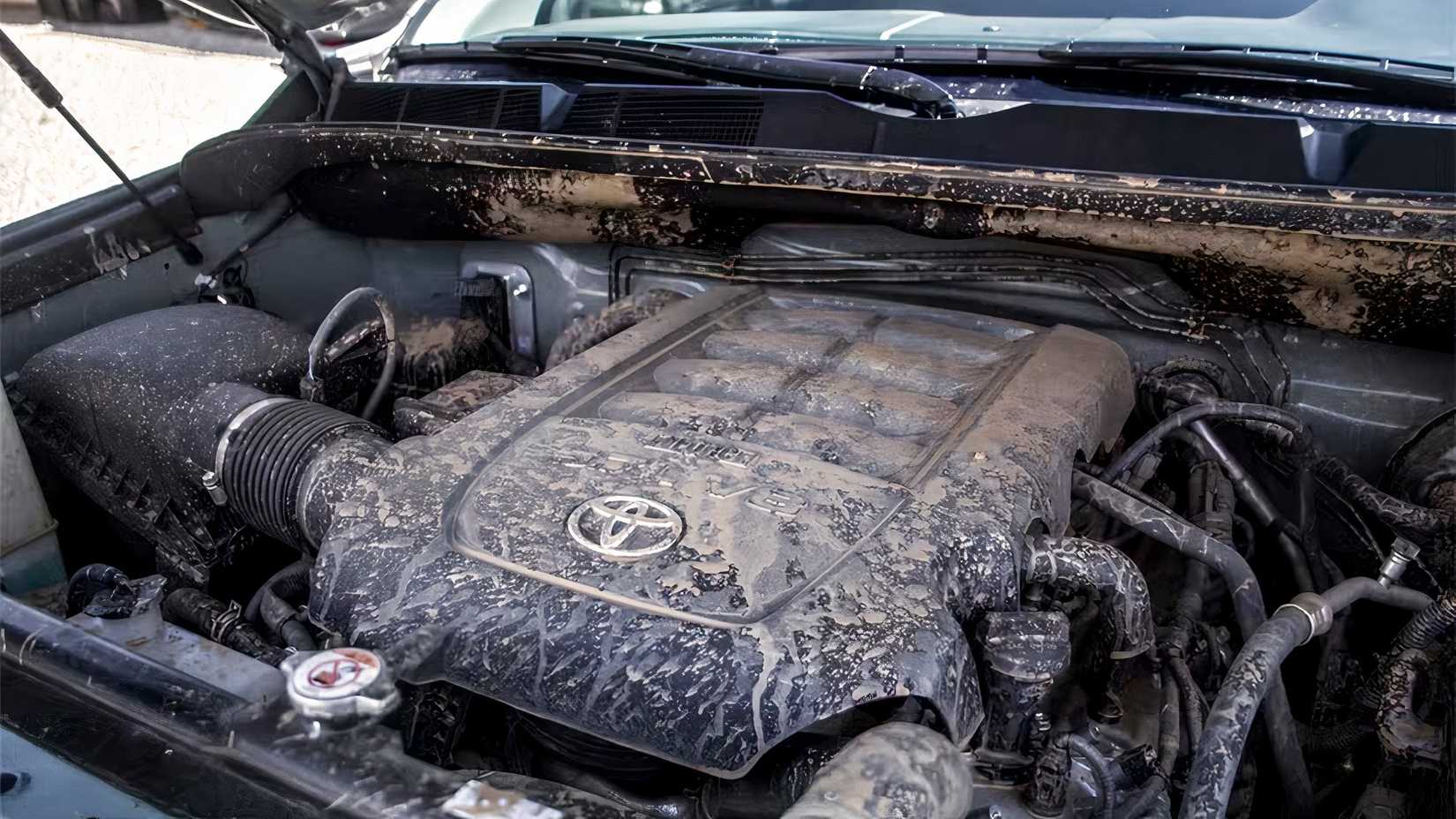 Compartimento do motor Toyota Tundra 2021 mostrando 3UR-FE V8