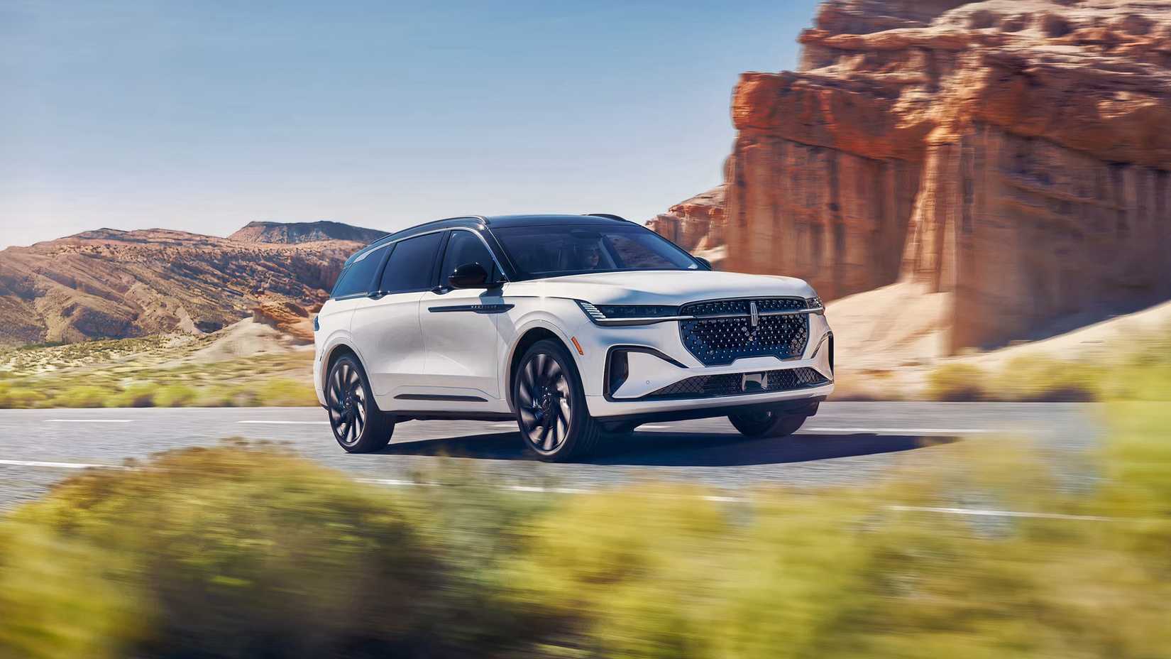 2026 Lincoln Nautilus Hybrid front 3/4