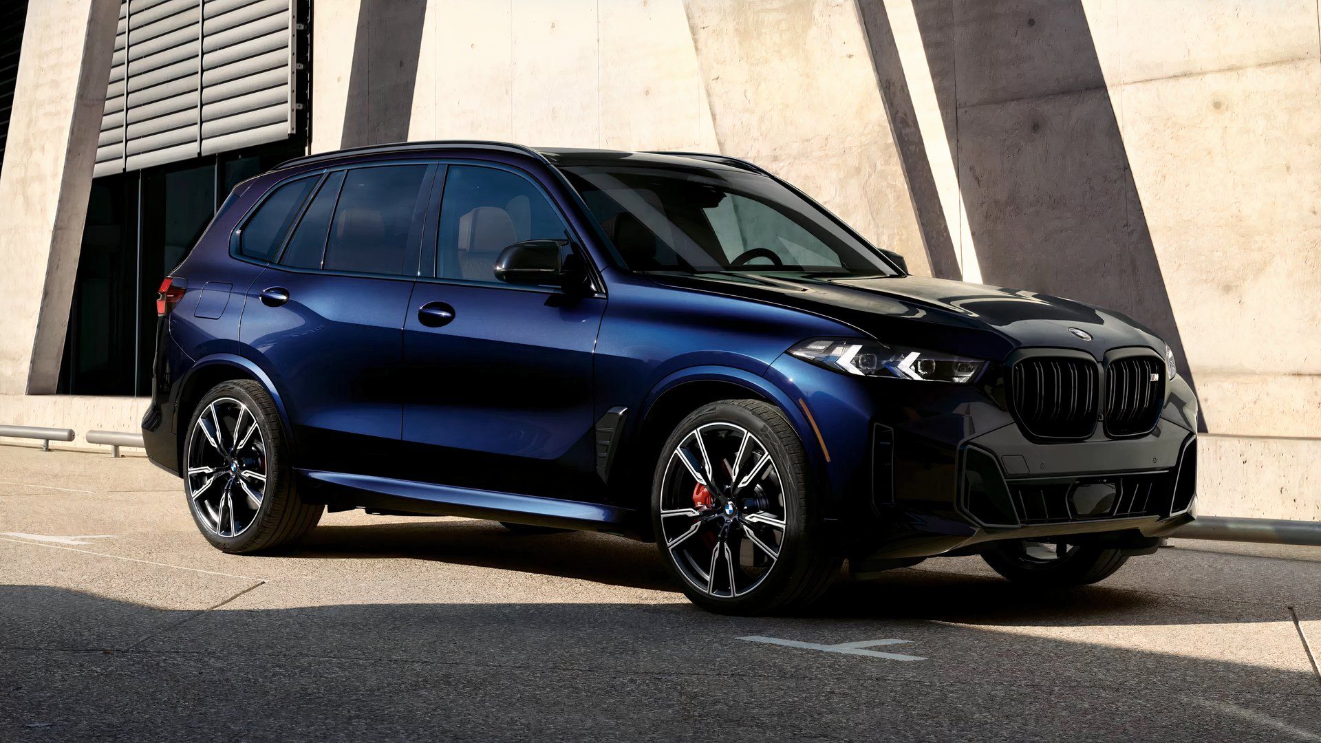 Foto frontal 3/4 do BMW X5 M 2026 estacionado