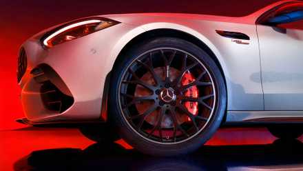 2026 Mercedes-AMG C43 com frente prateada