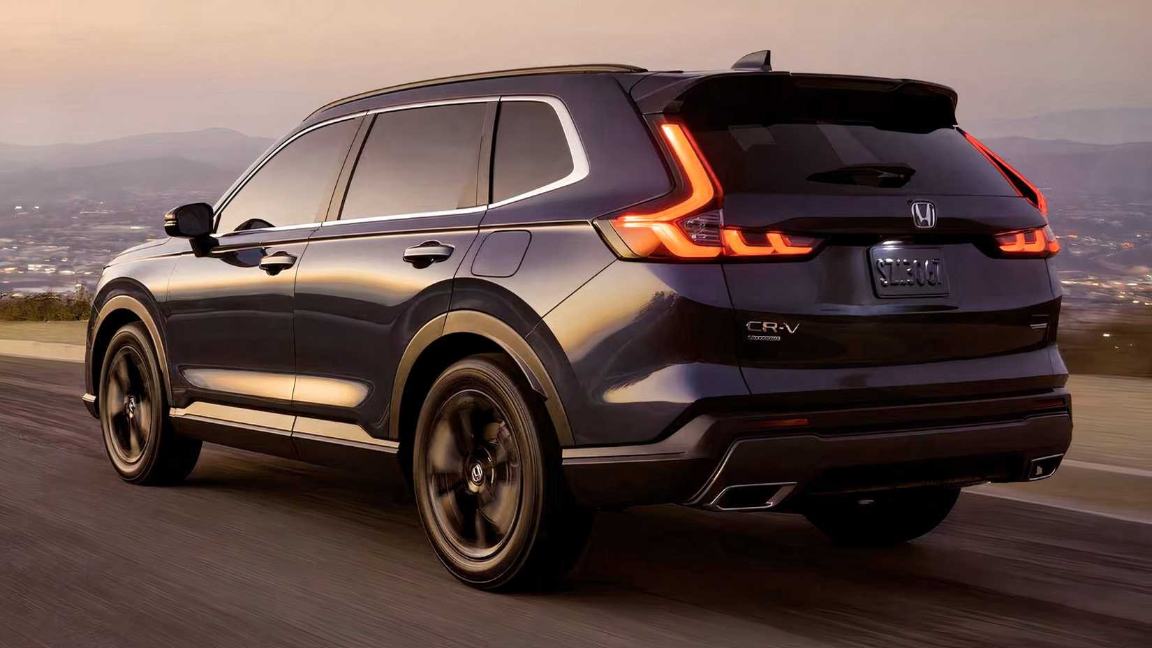 2026 Honda CR-V Sport Touring Hybrid traseiro 3/4 dirigindo na estrada