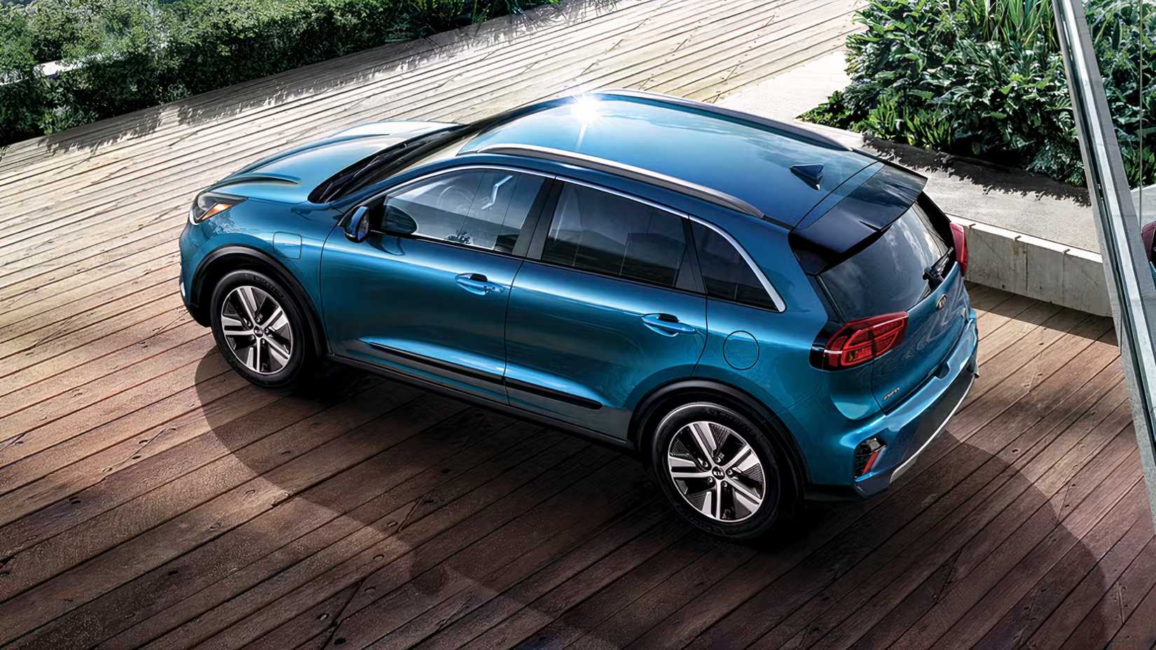 2020 Kia Niro Plug-In Hybrid in blue rear 3/4
