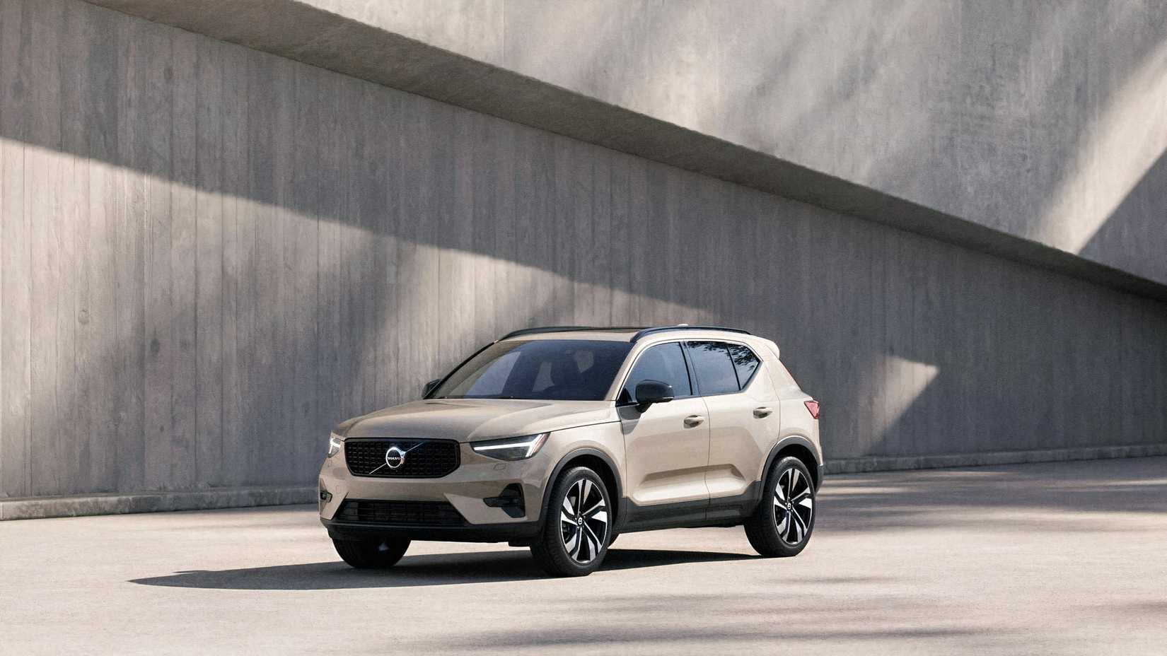 2026 Volvo XC40 front 3/4