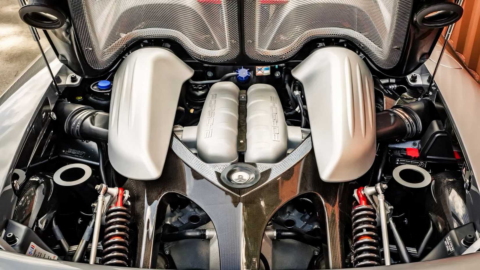 Porsche Carrera GT 980/01 V10 close-up