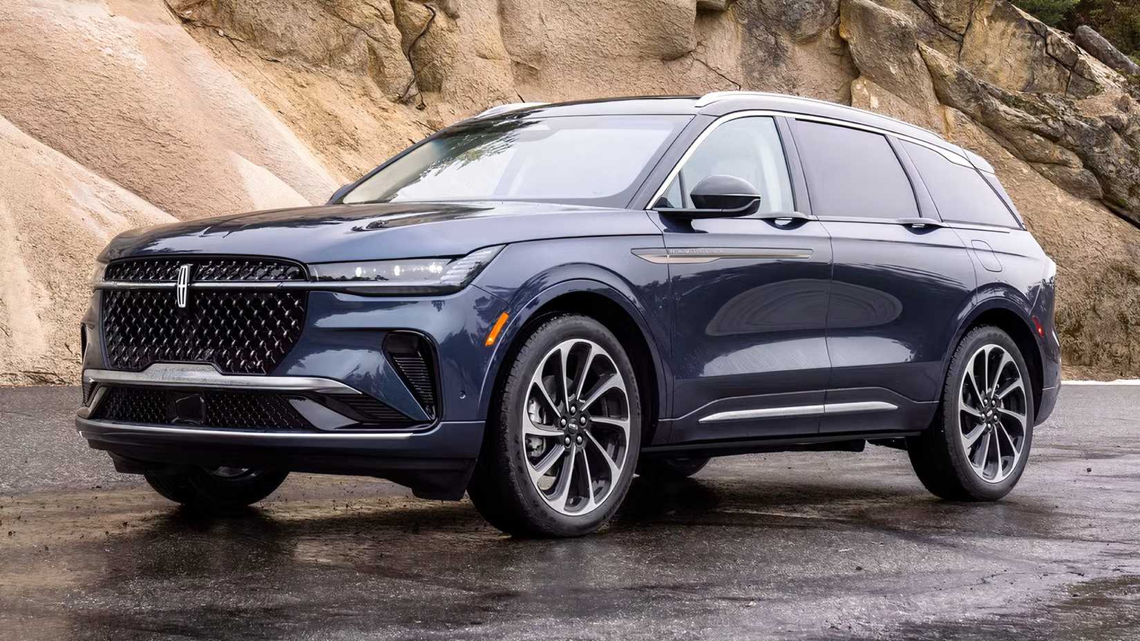 2026 Lincoln Nautilus Hybrid front 3/4