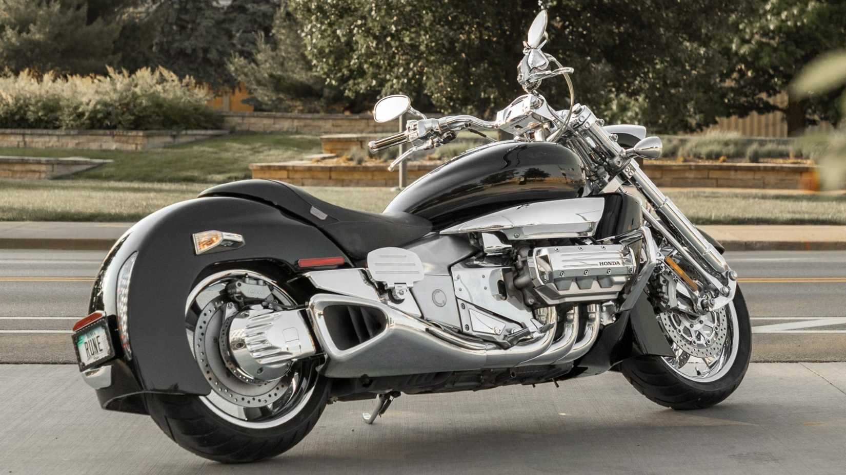 2004 Honda Rune rear third quarter view parked shot